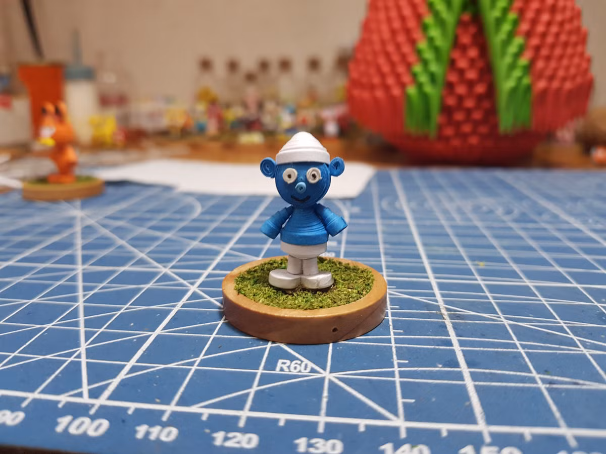 Chàng trai sinh năm 1991 dành nhiều sự yêu thích cho các sản phẩm có kích thước nhỏ, đôi khi chỉ từ 1 đến 3 cm. Đối với anh, làm được một món đồ handmade kích cỡ bình thường đã khó, làm phiên bản nhỏ càng không đơn giản vì phải tỉ mỉ, cẩn thận để sản phẩm vẫn giữ được độ sắc nét, sống động. Để tránh bám bụi, một số sản phẩm quilling 3D được Quang Huy bảo quản trong lọ thủy tinh.