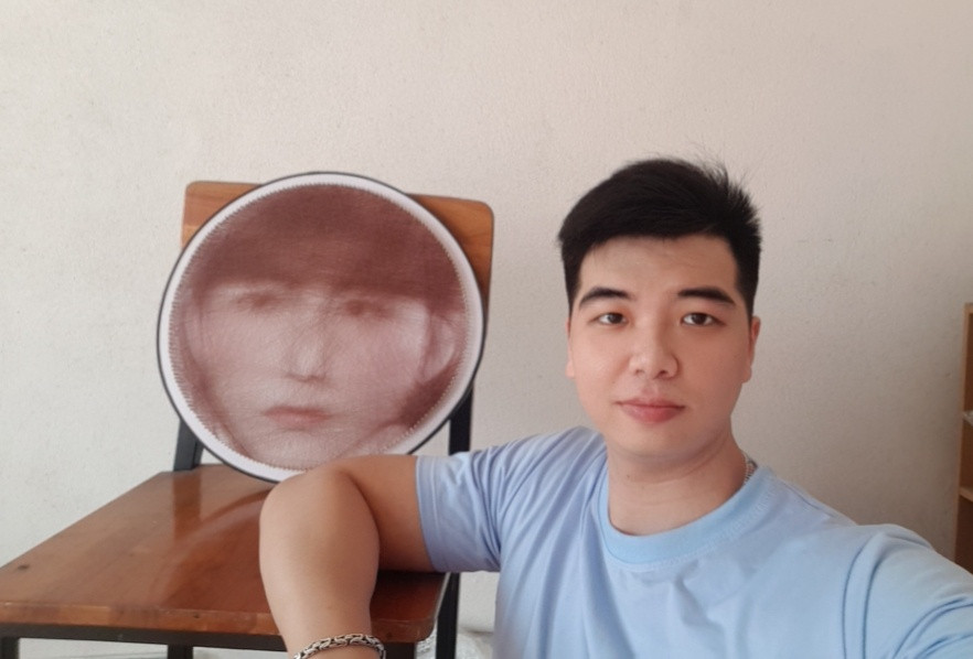 Từ nhỏ, Đinh Quang Huy (sinh năm 1991) đã dành niềm yêu thích cho các món đồ chơi, trang trí làm thủ công. Đến năm 2011, anh biết đến nghệ thuật cắt giấy kirigami qua các forum trên mạng. "Ban đầu, mình đi xin các mẫu đơn giản để tập làm, ví dụ như thiệp, sau đó đến các hình to hơn. Vì giấy in ở quán photocopy xấu và mủn, mình đi Hà Nội tìm mua bằng được chỗ bán giấy chất lượng để làm", Quang Huy kể với Zing.