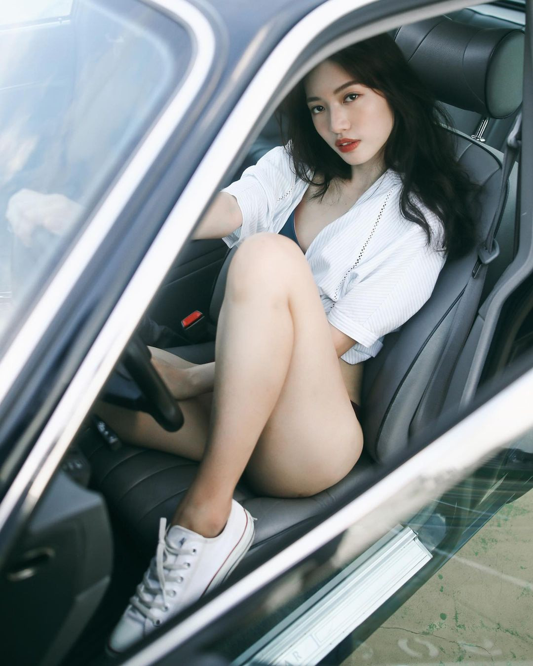 Ngoài thành thạo tiếng Quan Thoại, tiếng Anh, Wu còn biết tiếng Tây Ban Nha và Hàn Quốc. Nhờ vóc dáng thon thả cùng chiều cao 1,74 m, nữ bác sĩ cũng làm người mẫu bán thời gian. Trong các shoot hình, Wu được khen có thần thái chuyên nghiệp, vẻ đẹp gợi cảm.