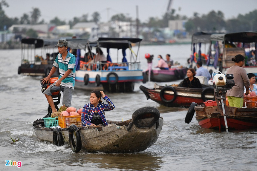 Hình ảnh tiểu thương với chiếc bẹo bày nông sản trên ghe khiến nhiều du khách thích thú. Cách "chào hàng" này rất đặc trưng của chợ nổi Cái Răng nói riêng và chợ sông nước ở miền Tây nói chung. Nhìn vào chiếc bẹo, mọi người sẽ biết trong ghe tiểu thương có bán những loại rau, củ, quả nào.