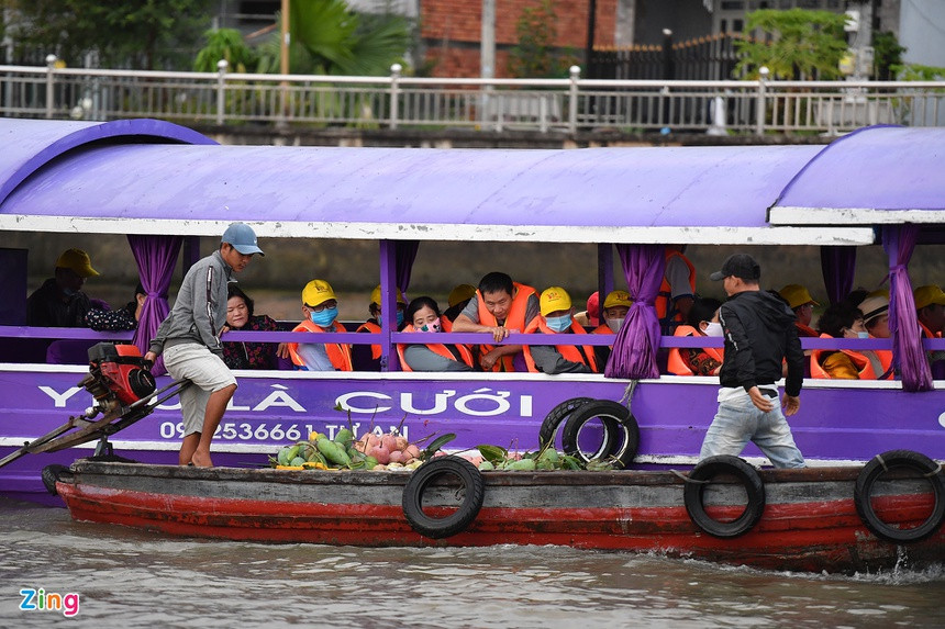 Vào sáng sớm, nơi đây có hàng chục chiếc ghe chở hoa quả bán lênh đênh trên sông.