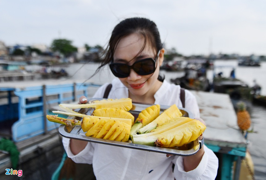 "Được tham quan chợ nổi và ăn khóm chín trên ghe là cảm giác thú vị, giá rất rẻ, chỉ từ 8.000 đồng/trái. Nếu có dịp, tôi và bạn bè sẽ trở lại đây nhiều lần nữa", chị Hiền - một du khách Hà Nội - chia sẻ.