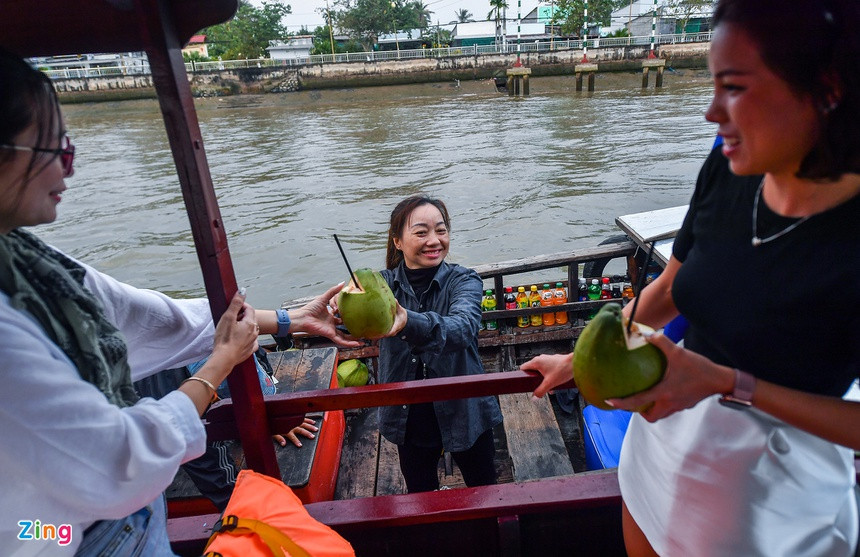 Theo nhiều tiểu thương, giá trái cây ở mức trung bình so với những năm trước. Chôm chôm dao động 40.000 đồng/kg, nhãn 30.000 đồng/kg, xoài 30.000 đồng/kg... Dừa, nước giải khát được tiểu thương mời chào và mang đến tận tay du khách.