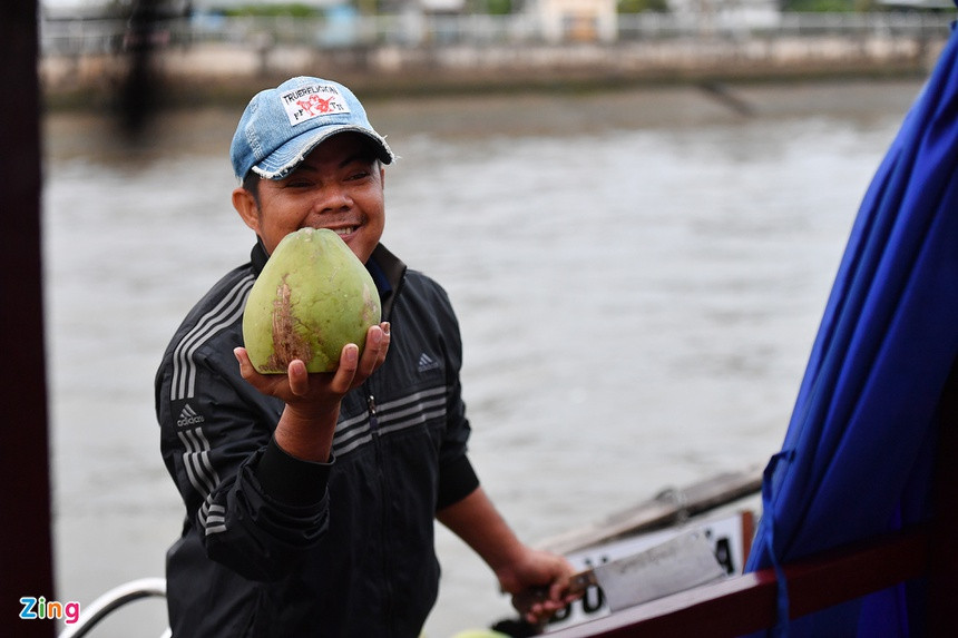 Đầu năm, các loại trái cây phổ biến ở chợ nổi gồm dừa, dứa, nhãn, xoài hồng... Người bán luôn có sẵn những quả đã gọt cho du khách ăn thử. Nhiều khách ăn tại ghe hoặc mua về làm quà cho người thân.