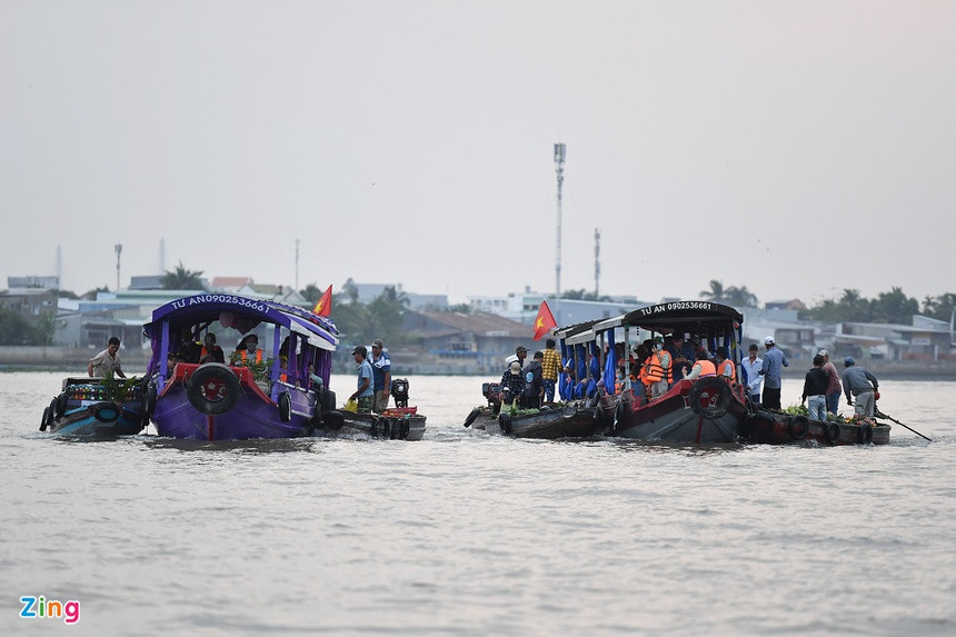 Mỗi khi có tàu chở khách du lịch tới, những người bán trái cây này sẽ tiếp cận để mời chào.