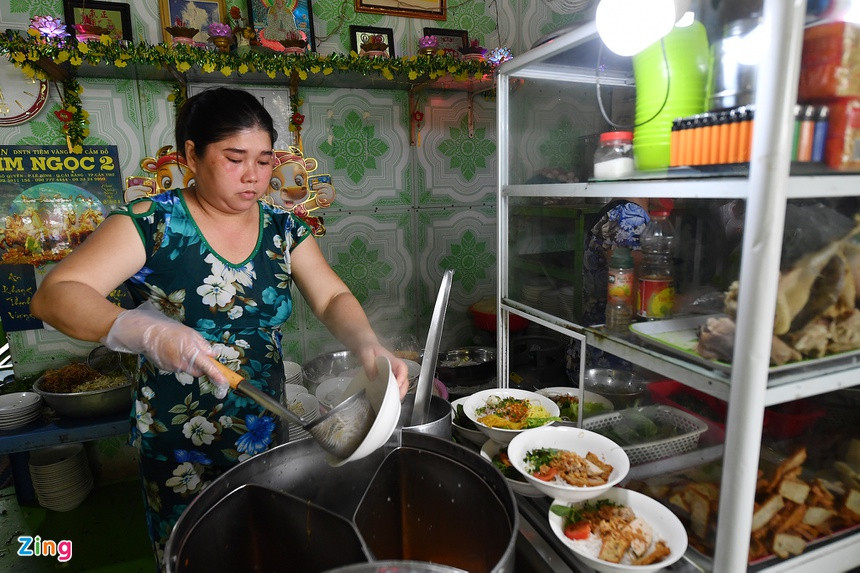 Những nhà hàng này bán bún riêu, hủ tiếu... với cách làm dân dã của người miền Tây, giá 25.000 đồng/tô.