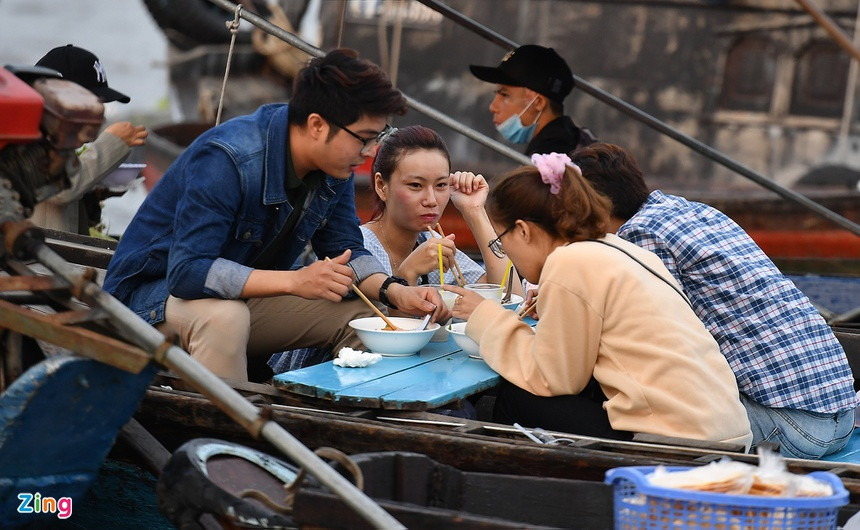 Hoặc họ dùng bữa sáng ngay trên những chiếc ghe nhỏ khi mặt trời vừa mọc. Bún nước lèo là đặc sản ẩm thực miền Tây, thường được du khách ưa chuộng, giá 25.000 đồng/tô.