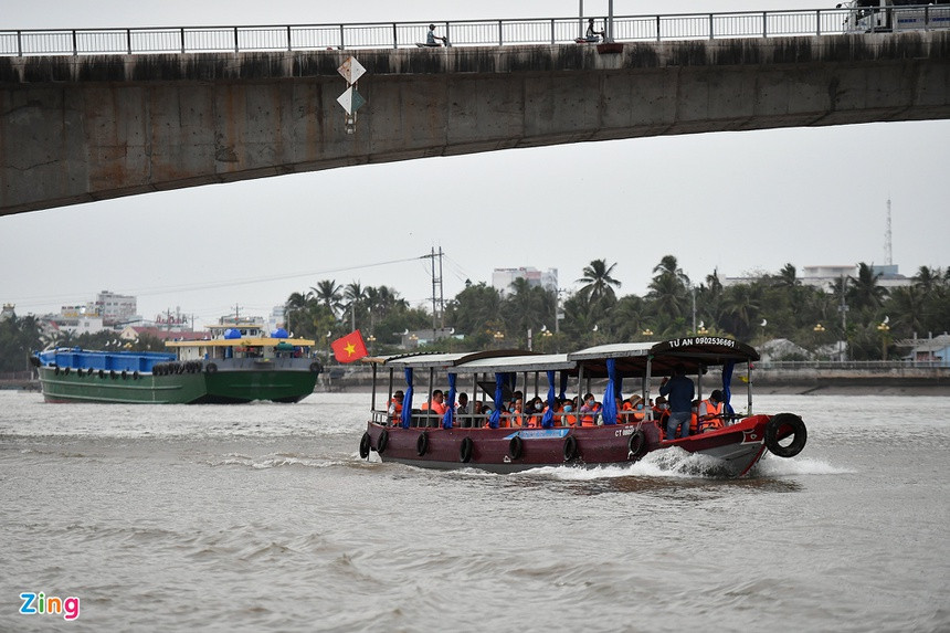 Nhiều đoàn du khách thuê ghe du ngoạn ngay từ 6h sáng. Giá thuê mỗi chuyến khoảng 700.000 đồng tùy thời gian tham quan. "Dù chưa đông đúc như trước kia, nhưng như vậy đã là tín hiệu tốt", anh Thành - một hướng dẫn viên du lịch - khẳng định.