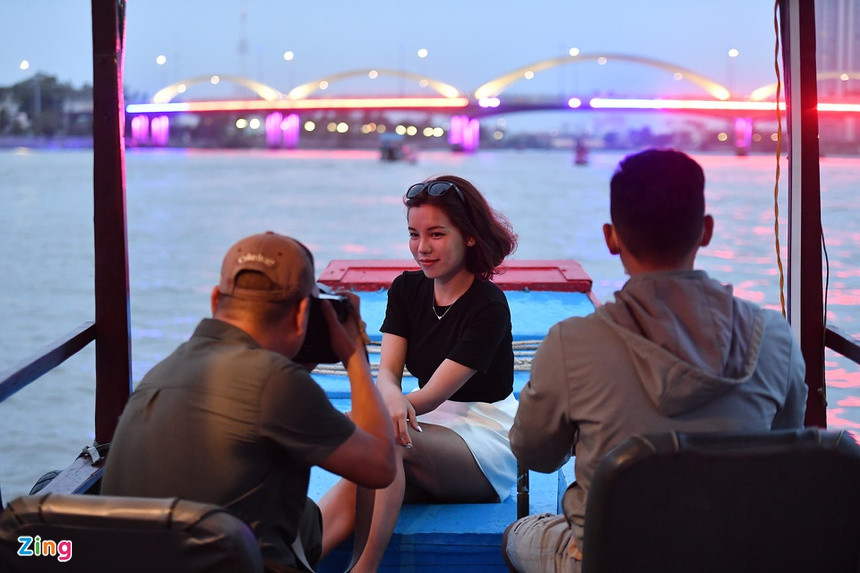 Thy Hằng (áo đen) và đồng nghiệp từ Hà Nội về miền Tây, tham quan chợ nổi Cái Răng nhân chuyến công tác tại TP.HCM. Cô cho biết nhóm có ý định về miệt vườn sông nước để tham quan, thư giãn sau thời gian dài không đi du lịch vì lo ngại dịch bệnh.