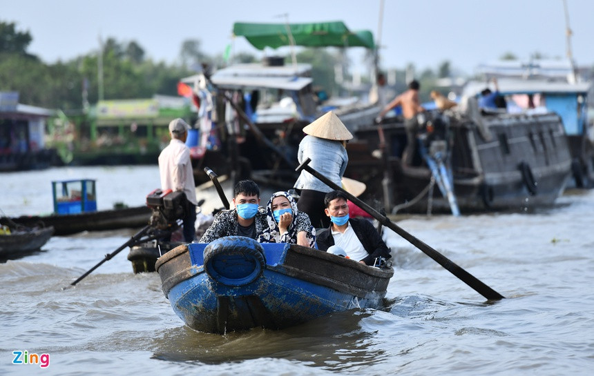 Những nhóm du khách lẻ, số lượng ít thường thuê ghe nhỏ tham quan, giá khoảng 200.000 đồng cho 2 giờ vừa đi vừa về.