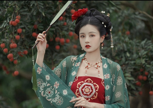 Công chúa vong quốc vì quá đẹp lại được 2 đời hoàng đế mê đắm - Hình 2 Cong chua vong quoc vi qua dep lai duoc 2 doi hoang de me dam-Hinh-2