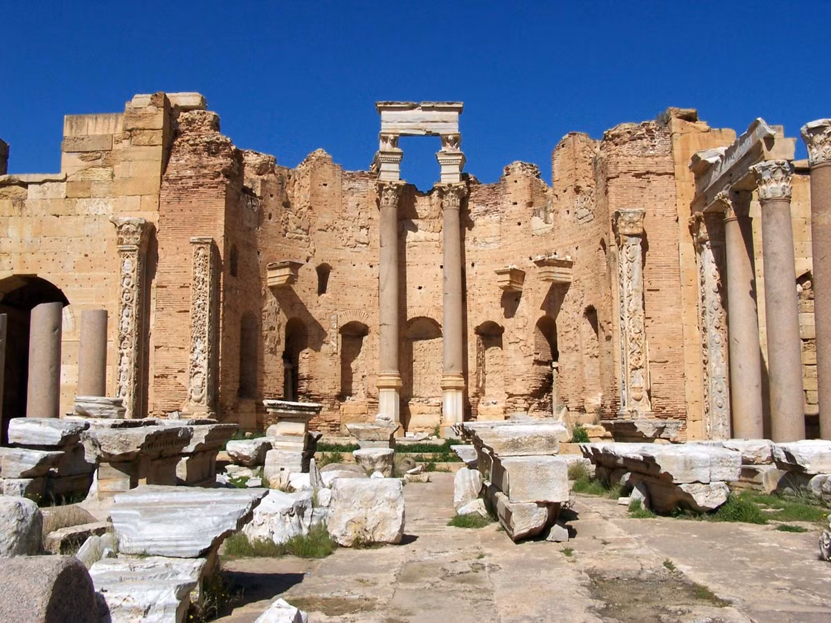 Vương cung thánh đường là công trình đồ sộ nhất tại tàn tích La Mã với chiều dài 160 m và chiều rộng 69 m. Trên hàng cột và mái vòm bằng đá cẩm thạch có phù điêu khắc họa cuộc đời Dionysus (thần rượu nho) và 12 chiến công của Hercules, hai nhân vật trong thần thoại La Mã mà Septimius Severus yêu thích. Liền kề với Vương cung thánh đường là ngôi đền tôn vinh hoàng đế Septimius Severus cùng gia đình hoàng gia. Ảnh: Flickr.