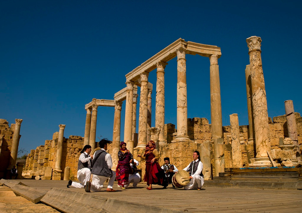 Giờ đây, tình trạng căng thẳng tạm lắng trong một năm qua thắp lên hy vọng cho Leptis Magna và ngành du lịch Libya. "Leptis Magna có thể tạo ra hàng nghìn việc làm, chào đón hàng triệu khách du lịch và mang về cho Libya hàng tỷ USD. Đến một ngày dầu sẽ cạn kiệt, nhưng Leptis Magna thì còn mãi", chuyên gia Omar Hdidan chia sẻ. Ảnh: Alamy.