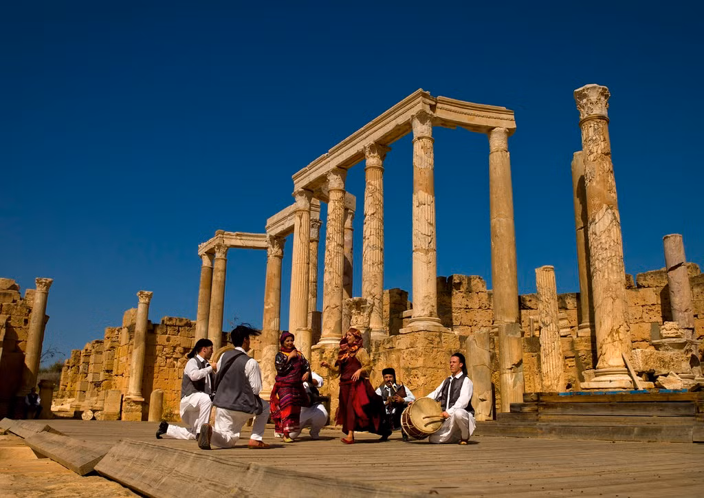 Giờ đây, tình trạng căng thẳng tạm lắng trong một năm qua thắp lên hy vọng cho Leptis Magna và ngành du lịch Libya. "Leptis Magna có thể tạo ra hàng nghìn việc làm, chào đón hàng triệu khách du lịch và mang về cho Libya hàng tỷ USD. Đến một ngày dầu sẽ cạn kiệt, nhưng Leptis Magna thì còn mãi", chuyên gia Omar Hdidan chia sẻ. Ảnh: Alamy.