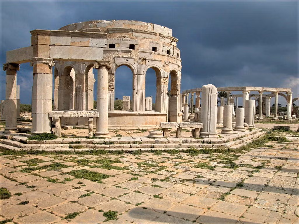 Muammar Gaddafi quyết định cấp thị thực du lịch lần đầu tiên vào năm 2003. Thậm chí, ông còn thành lập Bộ Du lịch Libya khi chính quyền nước này bắt đầu hàn gắn quan hệ với phương Tây. Nhưng cuộc nội chiến Libya dẫn đến việc nhà lãnh đạo Gaddafi bị lật đổ vào năm 2011, khiến đất nước Bắc Phi nhiều năm rơi vào cảnh hỗn loạn. Bạo lực leo thang ảnh hưởng đến sự tồn tại của Leptis Magna, buộc UNESCO phải đưa tàn tích La Mã vào danh sách di sản thế giới bị đe dọa Ảnh: dreamstime.