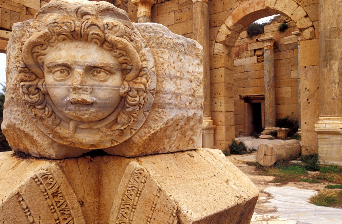 Năm 1982, Leptis Magna được UNESCO ghi danh vào danh sách di sản thế giới. Tiếc rằng, không có nhiều du khách biết đến sự tồn tại của địa điểm tuyệt đẹp này. Nguyên nhân là dưới thời Muammar Gaddafi, nhà lãnh đạo Libya giai đoạn 1969-2011, hoạt động du lịch hầu như không phát triển tại đất nước Bắc Phi này. Những biện pháp trừng phạt của phương Tây dành cho Libya cũng làm nản lòng du khách nước ngoài. Ảnh: Libya Tours.