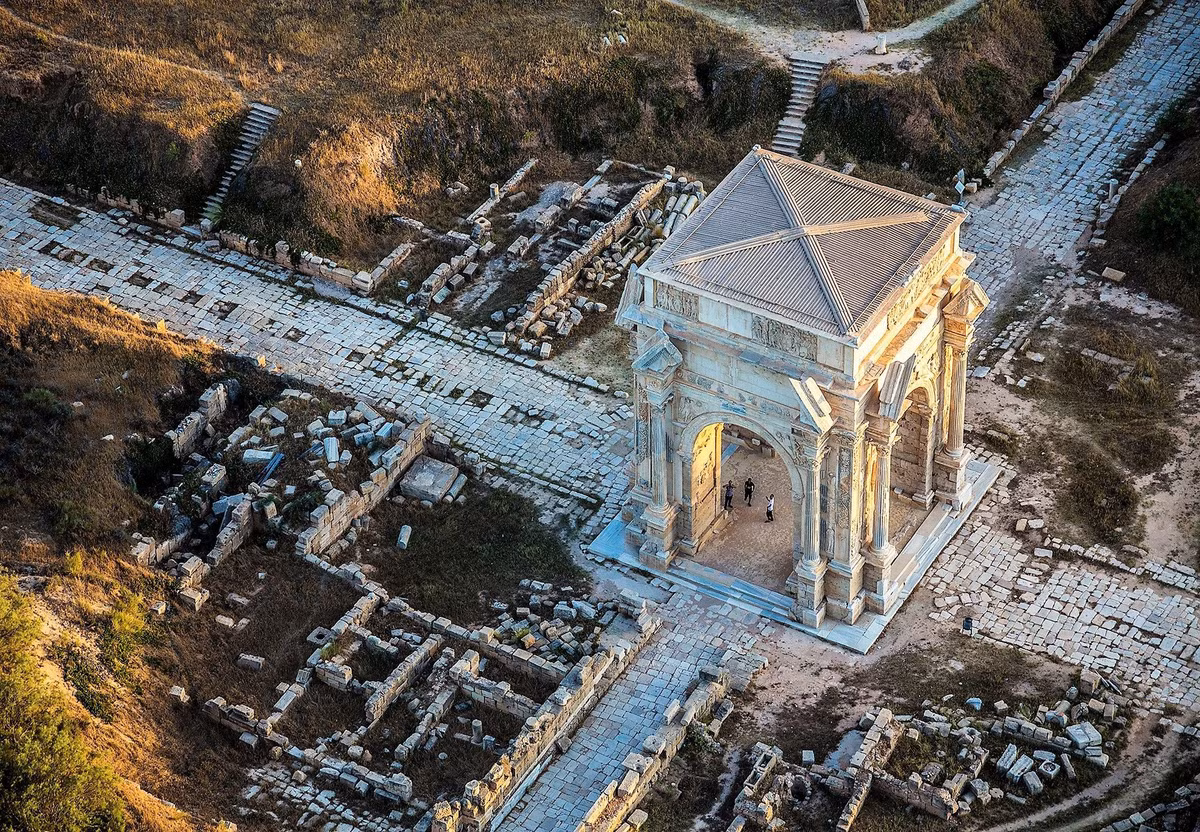 Ngoài ra, tàn tích La Mã còn lưu giữ bức phù điêu khắc họa Septimius Severus, cầu dẫn nước dài 19 km, phòng tắm vinh danh thợ săn có các bức bích họa sơn màu... Nối liền trung tâm thành phố và bến cảng là con đường dài khoảng 410 m. Hai con đường chính của Leptis Magna giao nhau tại quảng trường trung tâm với nymphaeum (tượng đài thánh hiến cho các nữ thần) được trang trí tinh xảo. Ảnh: thousandwonders.