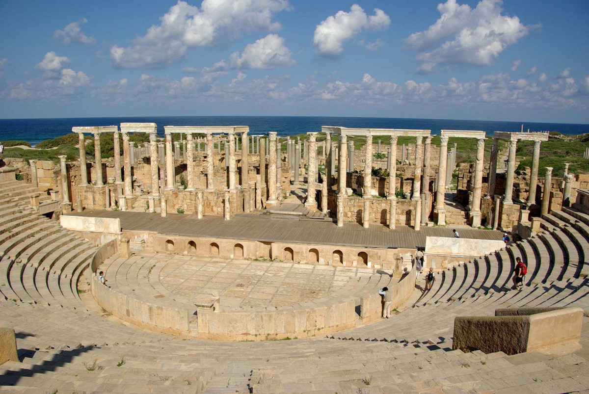 Dù Leptis Magna bị cát vùi lấp cho đến đầu thế kỷ 20, tàn tích vẫn còn lưu giữ dấu vết của khu vực trung tâm thành phố từ đầu thời La Mã. Trong đó, những công trình từ thế kỷ 2 được bảo tồn tốt nhất gồm phòng tắm dưới thời hoàng đế Hadrian (117-138), trường đua ngựa dài khoảng 460 m và nhà hát có sức chứa 15.000 khán giả với mái vòm nhìn ra Địa Trung Hải. Ảnh: Britannica.