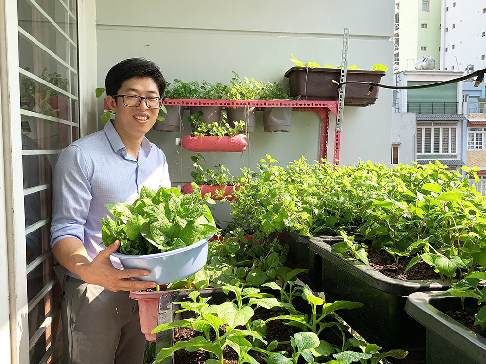 Anh Nguyện bên vườn rau của mình.