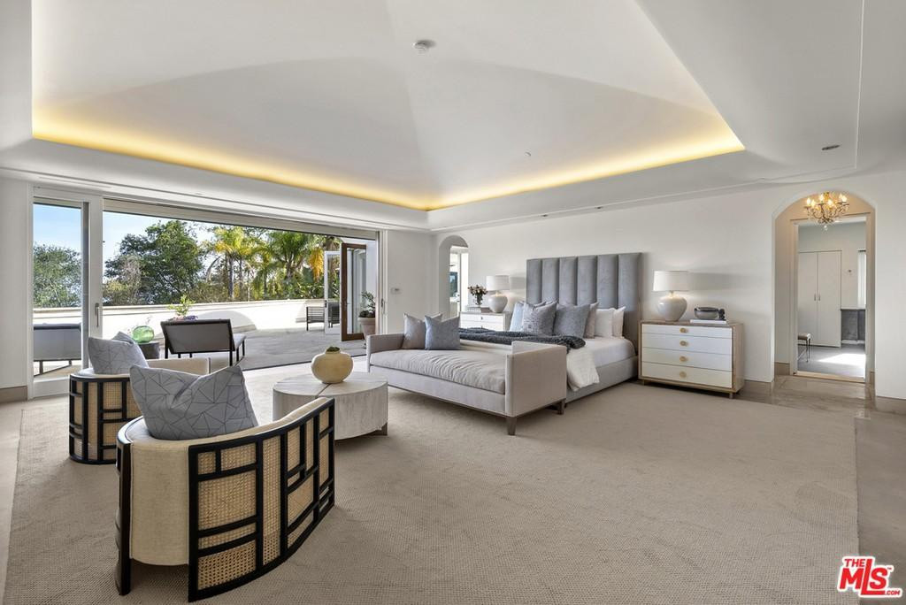 Phòng ngủ chính trang nhã, tràn ngập ánh sáng tự nhiên, được tích hợp với ban công, khu vực tiếp khách, và một phòng tắm.