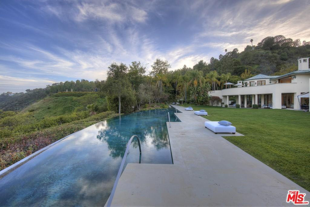 Hồ bơi ngoài trời được thiết kế độc đáo, đem đến cảm giác gần gũi với thiên nhiên.