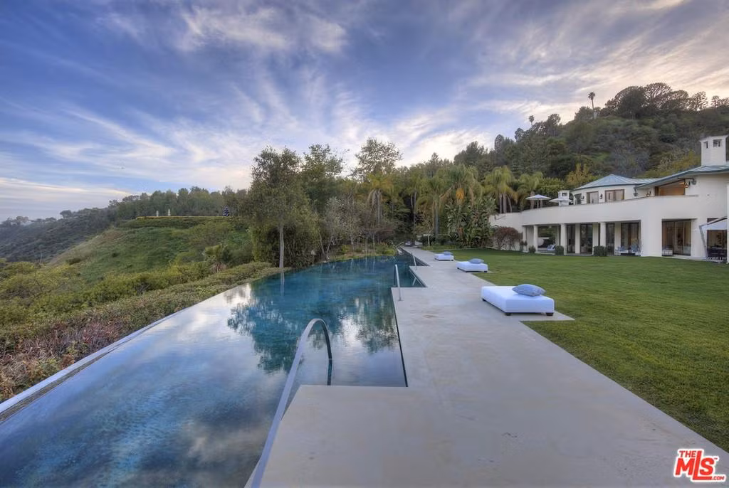 Hồ bơi ngoài trời được thiết kế độc đáo, đem đến cảm giác gần gũi với thiên nhiên.