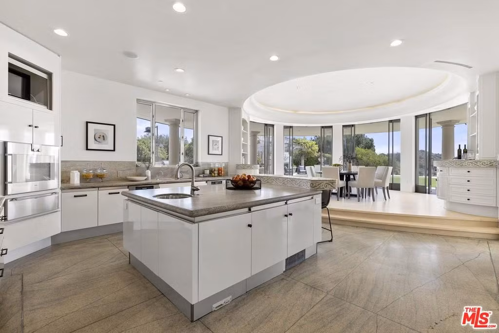 Không gian nhà bếp được thiết kế cởi mở, thông thoáng. Khu vực này được trang bị những nội thất sang trọng cùng các thiết bị nấu nướng cao cấp.