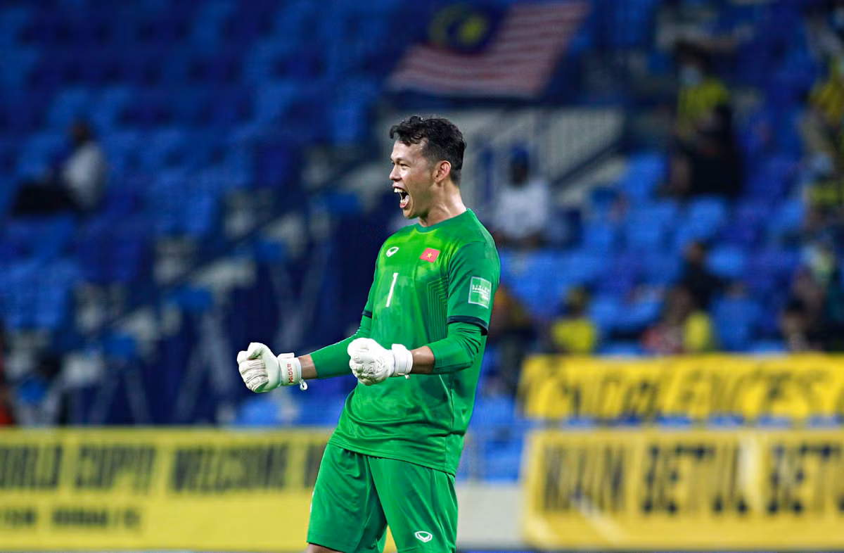 Tại 3 trận đấu của vòng loại thứ 2 World Cup 2022, HLV Park Hang-seo lựa chọn Bùi Tấn Trường là thủ môn số một. Nhờ thể hiện phong độ ổn định, đặc biệt có những pha cứu thua xuất sắc cho tuyển Việt Nam, anh nhận về sự quan tâm của khán giả. Sau mỗi trận đấu, lời khen ngợi và ảnh chế về thủ môn sinh năm 1986 lại tràn ngập mạng xã hội. Ảnh: Quang Thịnh.