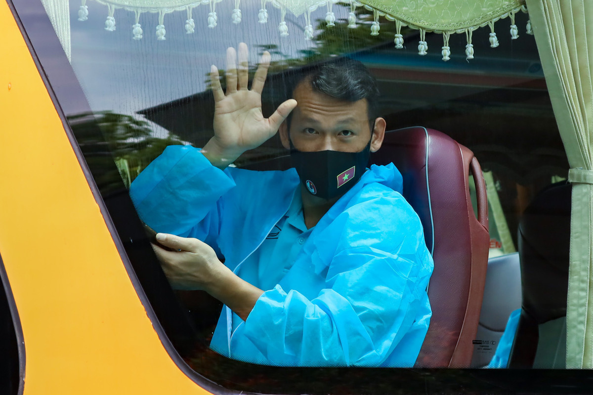 Tấn Trường cho hay trong 7 ngày cách ly tới, bản thân rảnh nên sẽ tiến hành lọc bạn bè trên trang cá nhân và hẹn livestream với người hâm mộ. Trước đó, nhiều dân mạng thích thú khi anh phản hồi một cổ động viên xin anh áo đấu: “Áo đợt này không cho được em nha vì phải giữ lại đá vòng tiếp theo”. Sau Bùi Tiến Dũng và Đặng Văn Lâm, nhiều fan xem Tấn Trường là “thủ môn quốc dân” mới của tuyển Việt Nam. Ảnh: Y Kiện.