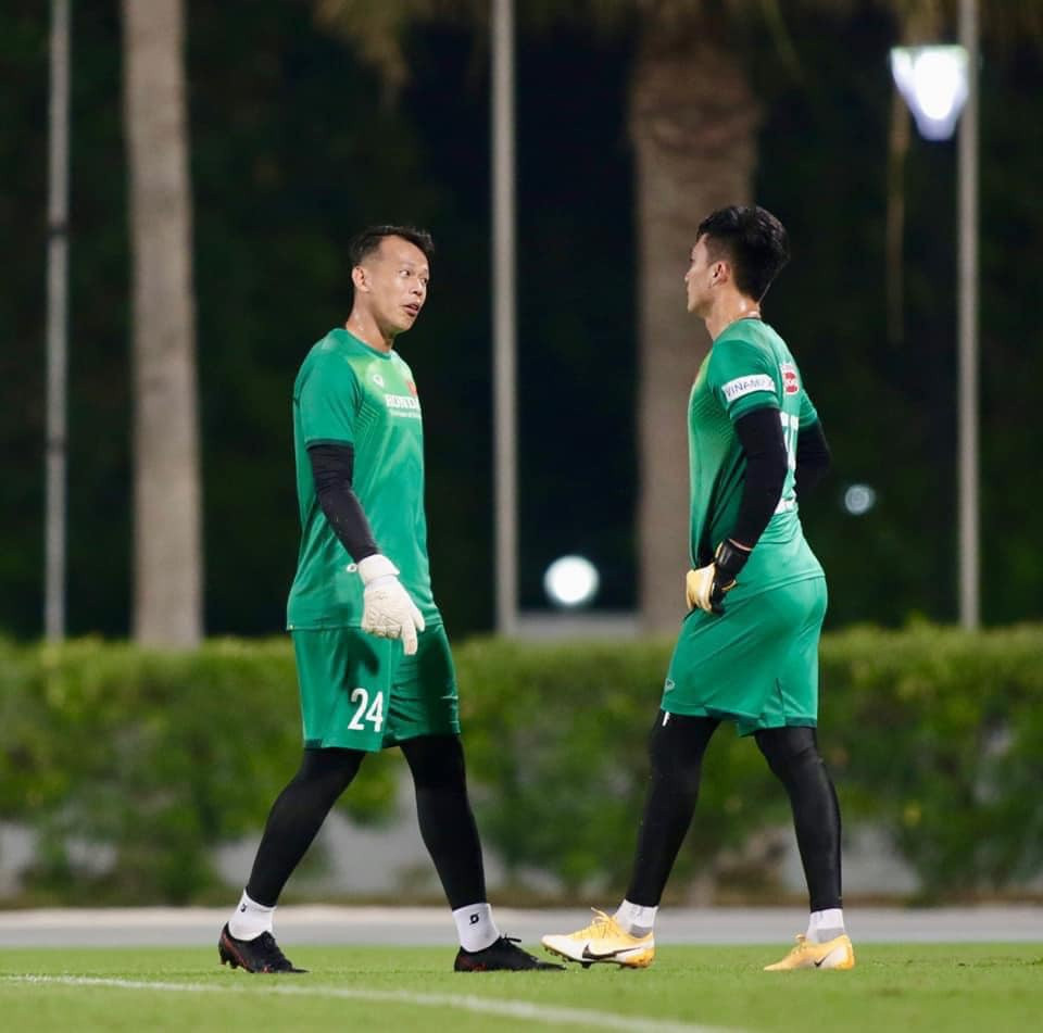 Tấn Trường sinh năm 1986, là thành viên lớn tuổi nhất trong dàn cầu thủ Việt Nam tham dự vòng loại thứ 2 World Cup 2022 khu vực châu Á. Trong số thủ thành được triệu tập lên tuyển đợt này, anh hơn đàn em Đặng Văn Lâm 7 tuổi, hơn Nguyễn Văn Hoàng 9 tuổi, hơn Nguyễn Văn Toản 13 tuổi. Bởi vậy, cổ động viên còn gọi vui Tấn Trường là “ông chú thủ môn”. Ngoài ra, chiều cao 1,88 m của người gác đền 35 tuổi cũng khiến nhiều người ấn tượng. Ảnh: FBNV.