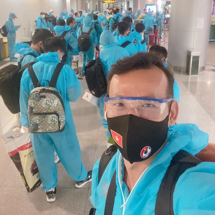 Sáng 17/6, Tấn Trường cùng tuyển Việt Nam đã đáp xuống sân bay Tân Sơn Nhất và di chuyển tới khách sạn ở quận 7 (TP.HCM) để cách ly tập trung 7 ngày. "Việt Nam ơi. Tới nhà rồi mừng quá", thủ môn 35 tuổi đăng kèm bức hình check-in để cập nhật tới người hâm mộ. Ảnh: FBNV.
