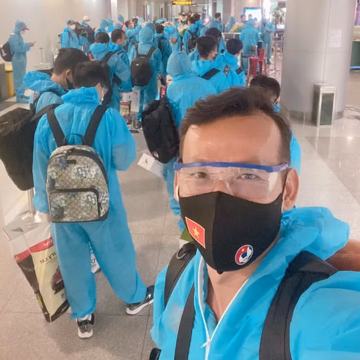 Sáng 17/6, Tấn Trường cùng tuyển Việt Nam đã đáp xuống sân bay Tân Sơn Nhất và di chuyển tới khách sạn ở quận 7 (TP.HCM) để cách ly tập trung 7 ngày. "Việt Nam ơi. Tới nhà rồi mừng quá", thủ môn 35 tuổi đăng kèm bức hình check-in để cập nhật tới người hâm mộ. Ảnh: FBNV.