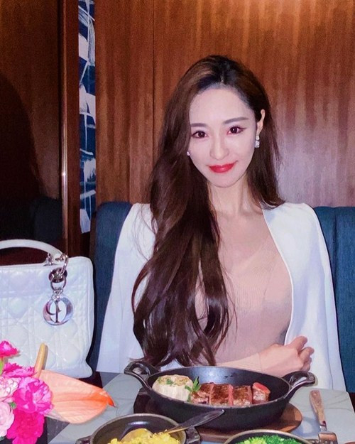 Nu luat su mat xinh dang chuan, tai sac ven toan gay chu y