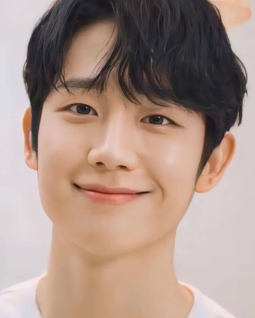 Bên cạnh đó, Jung Hae In cũng biết tác hại của UV đến da nên anh luôn thoa kem chống nắng kỹ lưỡng trước khi ra khỏi nhà. Anh cũng tránh uống quá nhiều rượu hay ăn khuya. Đặc biệt, anh "nói không với những món ăn có chứa nhiều chất béo". Ảnh: Allure.