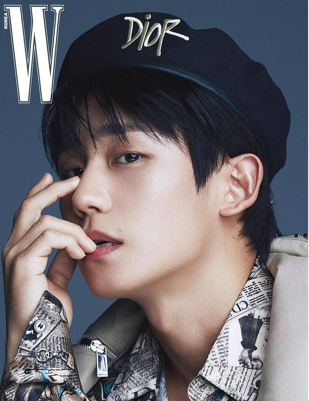 Ngoài làn da, Jung Hae In cũng chú ý đến việc tập luyện để giữ dáng. Quá trình tập thể dục sẽ giúp lưu thông máu và oxy. Từ đó, tế bào da cũng được nuôi dưỡng bởi dòng máu này, được cải thiện sức sống, theo Us Dermatology Partners. Hơn nữa, hoạt động này cũng giúp các chất độc được loại bỏ khỏi cơ thể hiệu quả hơn. Ảnh: Jung Hae In, W Korea.