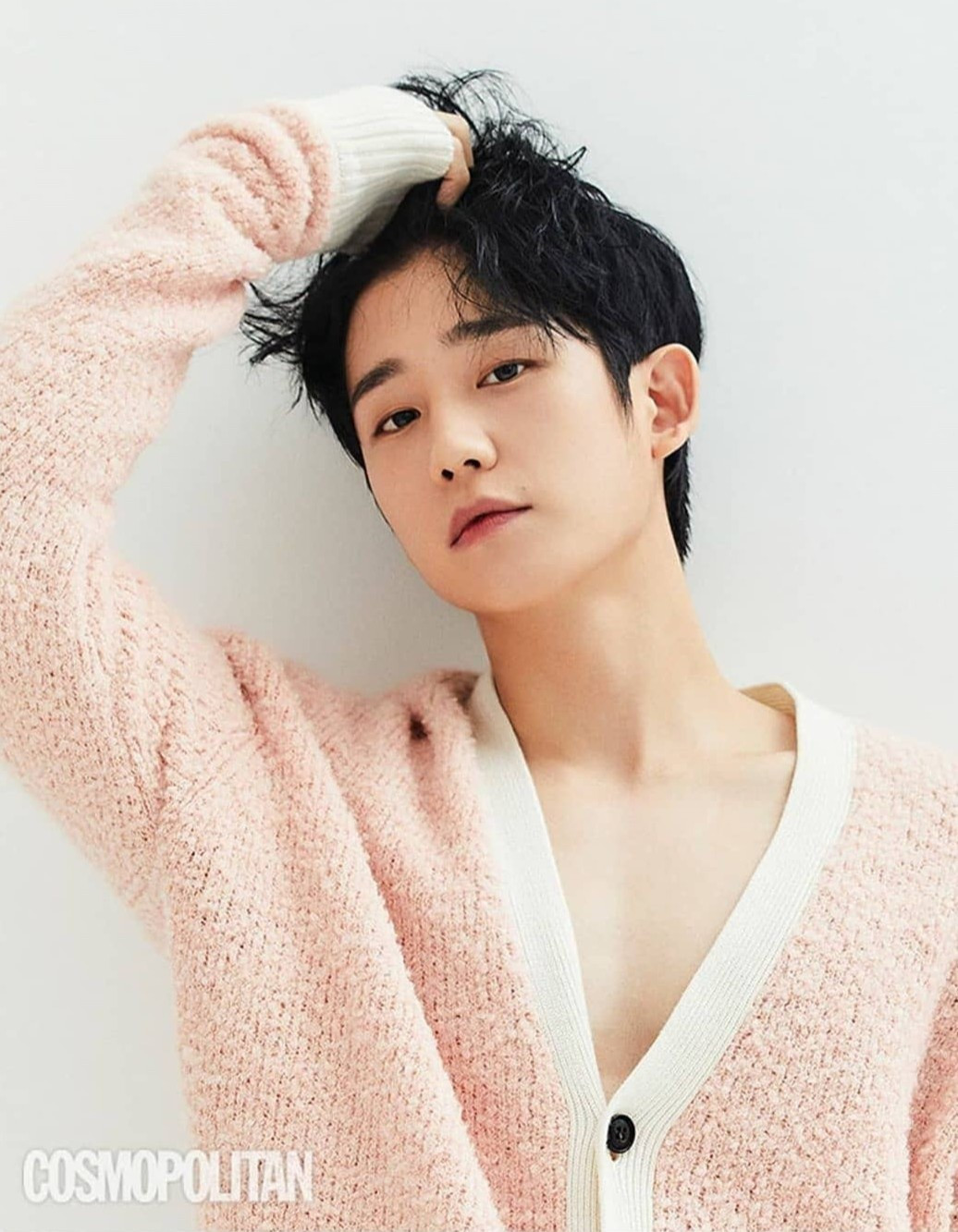 Vì có da đẹp, anh được chọn làm gương mặt đại diện của một hãng mỹ phẩm nổi tiếng hồi tháng 6. Chia sẻ với tạp chí Allure, anh cho biết: "Điều quan trọng trong chăm sóc da đó là duy trì thói quen hàng ngày. Bạn phải uống đủ nước, sử dụng sản phẩm phù hợp với da mặt mình, có chế độ ăn uống và ngủ nghỉ lành mạnh". Ảnh: Jung Hae In, Cosmopolitan.