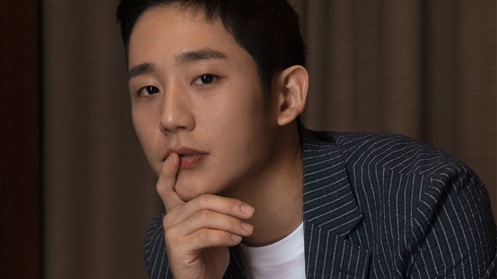 Căng thẳng gây ra nhiều phản ứng sinh lý trong cơ thể, từ đó da xuất hiện mụn, bị viêm hoặc dị ứng. Tập thể dục còn được chứng minh có thể làm giảm căng thẳng, hạ nguy cơ bùng phát mụn trên da. Ngoài ra, một số nghiên cứu cũng chỉ ra việc tập luyện giúp ngăn ngừa và đảo ngược các dấu hiệu lão hóa. Chỉ với 30 phút tập thể dục mỗi ngày, bạn có thể giúp mình trông trẻ hơn. Ảnh: Jung Hae In.