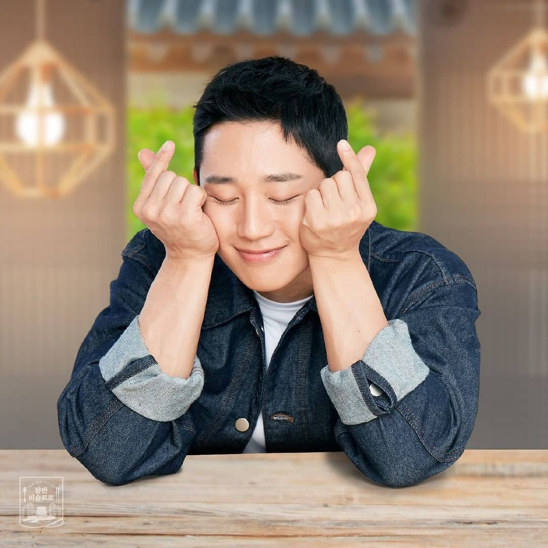 Nam diễn viên sinh năm 1988 cũng từng cho biết mình chú trọng bước làm sạch. Anh dùng lại sữa rửa mặt tạo bọt để giúp loại bỏ bụi bẩn và tạp chất cho da. Ảnh: Jung Hae In.