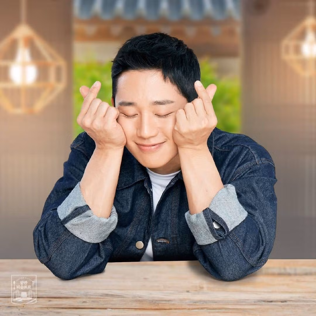 Nam diễn viên sinh năm 1988 cũng từng cho biết mình chú trọng bước làm sạch. Anh dùng lại sữa rửa mặt tạo bọt để giúp loại bỏ bụi bẩn và tạp chất cho da. Ảnh: Jung Hae In.