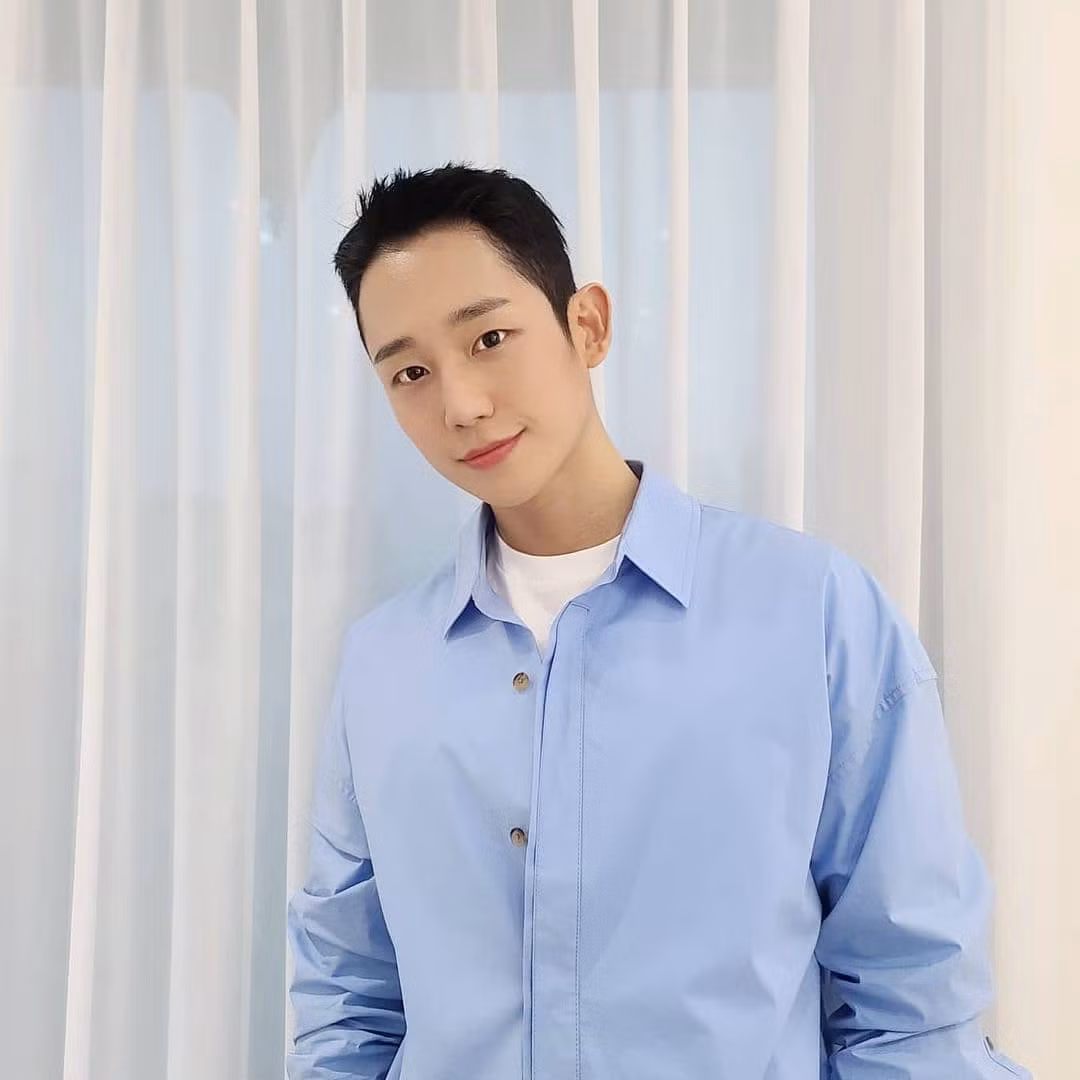 Ngoài làn da sáng, cách phối đồ tối giản với màu tươi sáng cũng là bí quyết giúp Hae In luôn trông trẻ trung hơn tuổi. "Tôi cố gắng không mặc quần áo quá hoa văn hay sặc sỡ. Một chiếc áo sơ mi trắng trơn và quần jeans là vẻ ngoài quen thuộc của tôi", anh chia sẻ.