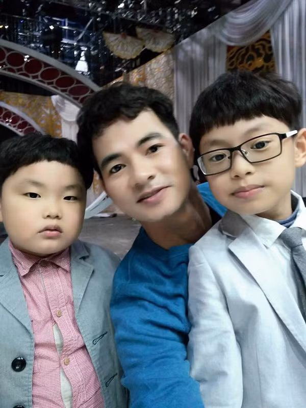 2 cậu bé con nhà nòi liên tục góp mặt ở Táo quân - Hình 3 2 cau be con nha noi lien tuc gop mat o Tao quan-Hinh-3