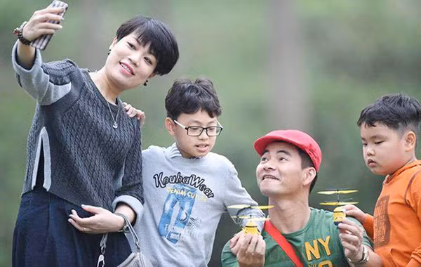 2 cậu bé con nhà nòi liên tục góp mặt ở Táo quân - Hình 5 2 cau be con nha noi lien tuc gop mat o Tao quan-Hinh-5