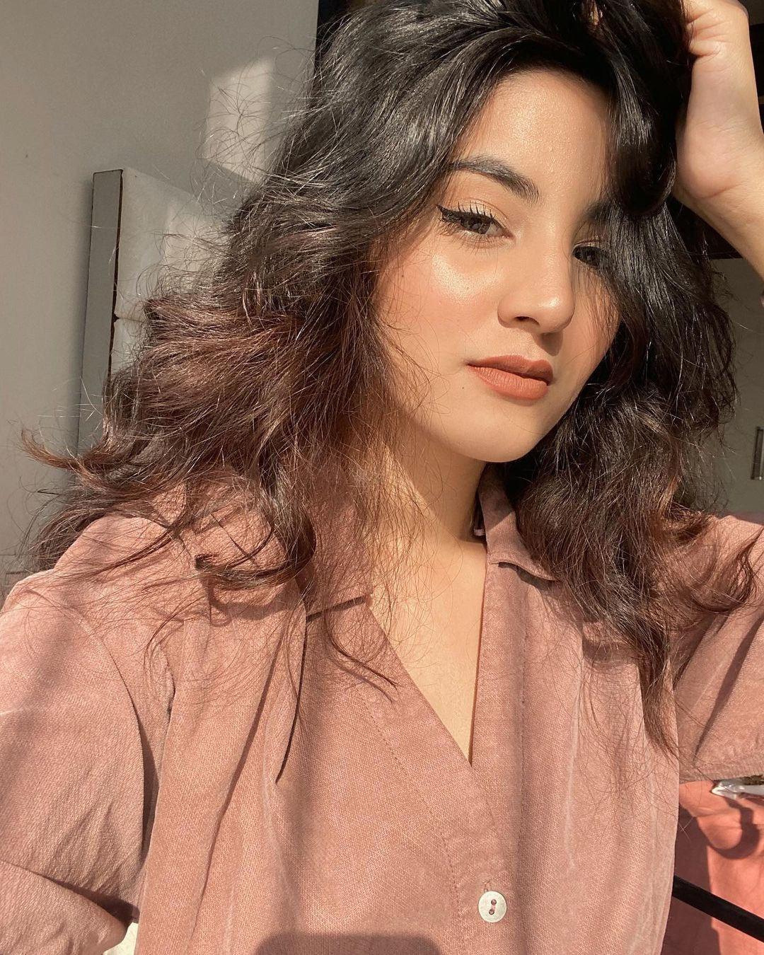  Nhờ sức ảnh hưởng trên mạng, Gupta dần phủ sóng trên các phương tiện truyền thông khác. Cô được mời làm đại sứ thương hiệu cho các nhãn hàng mỹ phẩm hoạt động ở Ấn Độ như Maybelline, L'Oréal, Estée Lauder. Ngoài công việc beauty blogger, cô còn trở thành người mẫu, hợp tác với các thương hiệu như hãng thời trang Calvin Klein, Amazon, One Plus, Syska.