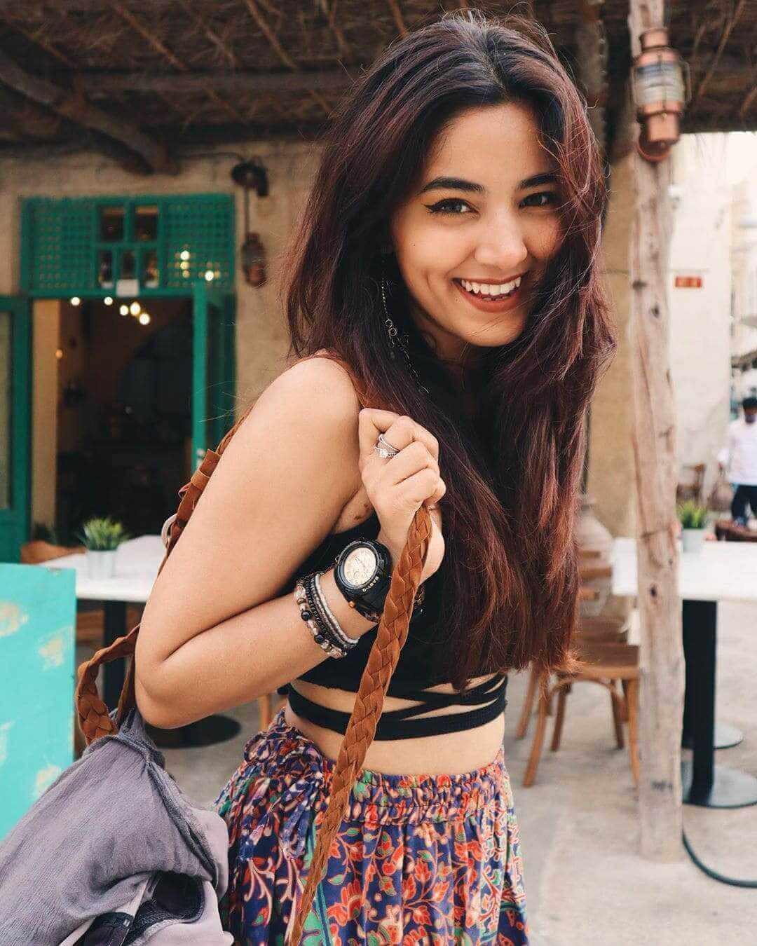 Ngoài lối nói chuyện tự nhiên, thân thiện, Gupta còn chiếm cảm tình của khán giả nhờ gương mặt xinh đẹp, trẻ trung với các đường nét sắc sảo, cộng với chiếc má lúm đồng tiền dễ thương. Song song với việc làm sao mạng, Gupta tiếp tục hoàn thành chương trình đại học. Cô tốt nghiệp vào năm 2019.