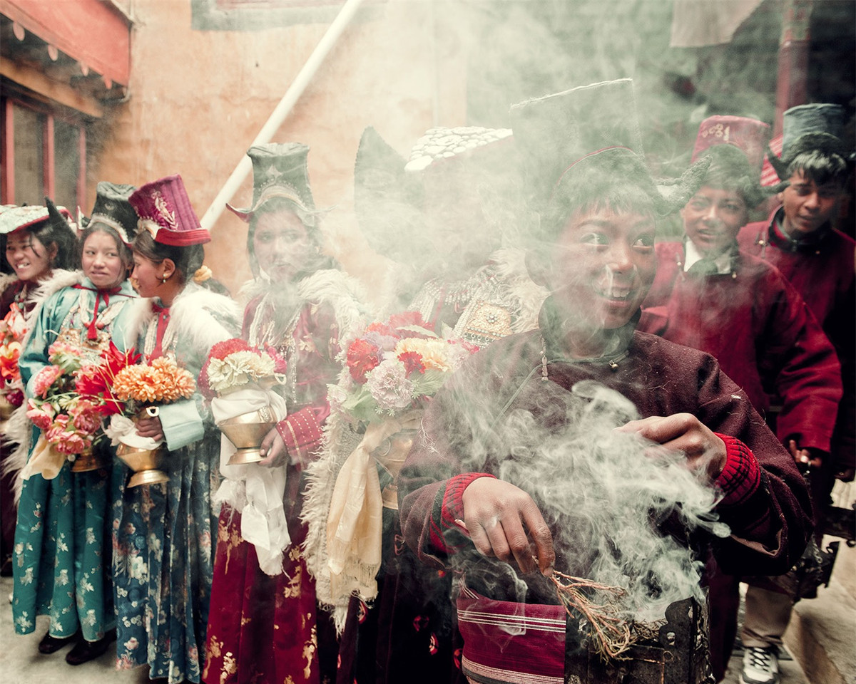 Thực tế này biến họ thành kiếp nô lệ tủi nhục.Ngoài ra ở đây vẫn còn tục lệ cha mẹ đặt đâu con ngồi đó trong chuyện hôn nhân. 