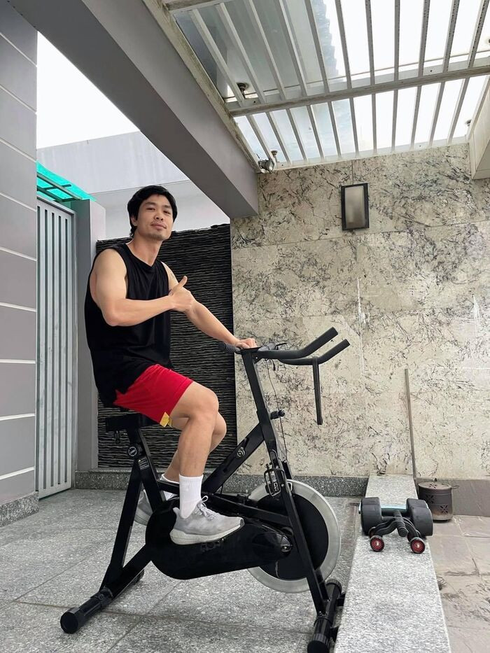 Cong Phuong khoe co bap cuon cuon nhu Ronaldo