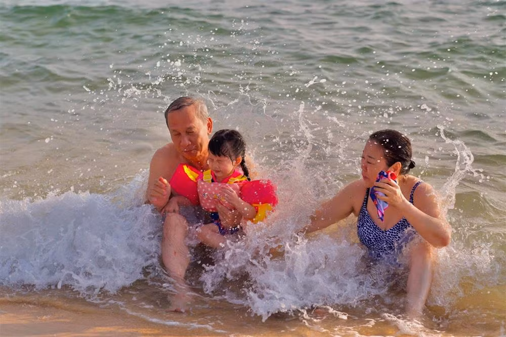 Con gai Dang Thu Thao lan dau xuat hien cung ong ba noi