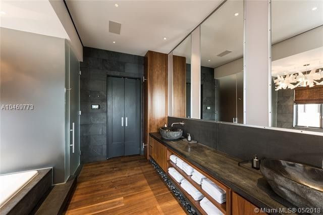 Phòng tắm chính được thiết kế với phong cách Nhật Bản và được trang bị đầy đủ tiện nghi như một khu spa sang trọng.