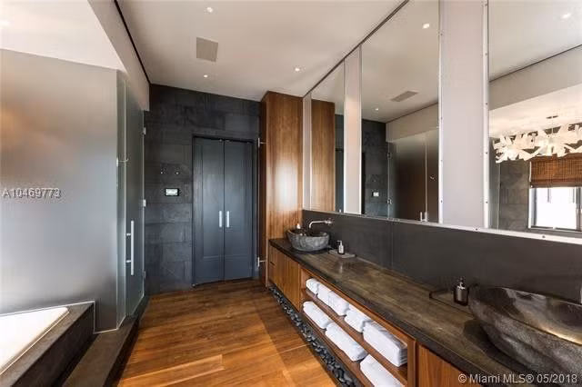 Phòng tắm chính được thiết kế với phong cách Nhật Bản và được trang bị đầy đủ tiện nghi như một khu spa sang trọng.