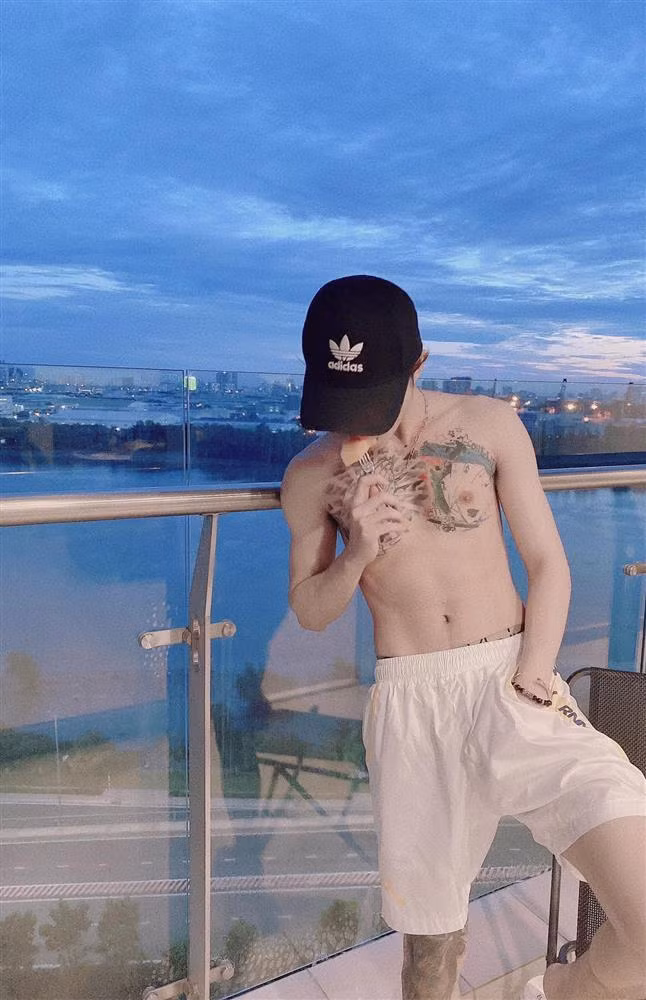 Jack cũng nhập hội sao nam khoe body mùa dịch. Tuy nhiên thân hình của anh khá gầy gò, khung xương nhỏ, cơ bắp gần như không có. Nhưng cũng không thể phủ nhận một điều, vòng 2 nhỏ nhắn, phẳng lỳ kia cũng là niềm mơ ước của rất nhiều chị em. 